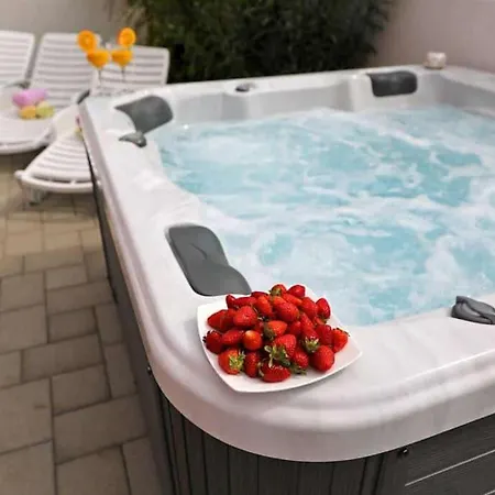 Apartament Luxury Penthouse With Jacuzzi And Seaview Petrčane