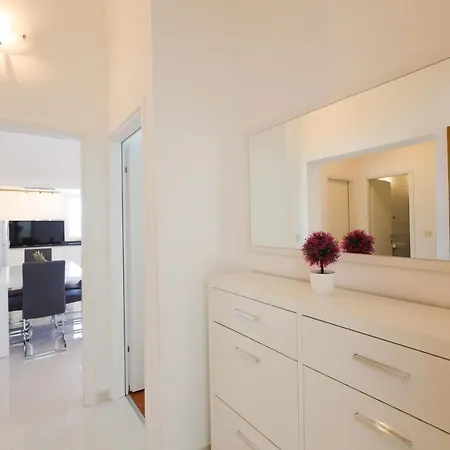 Luxury Penthouse With Jacuzzi And Seaview