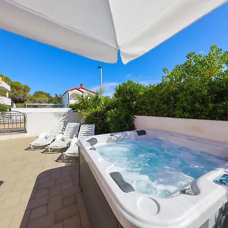 Luxury Penthouse With Jacuzzi And Seaview Petrcane